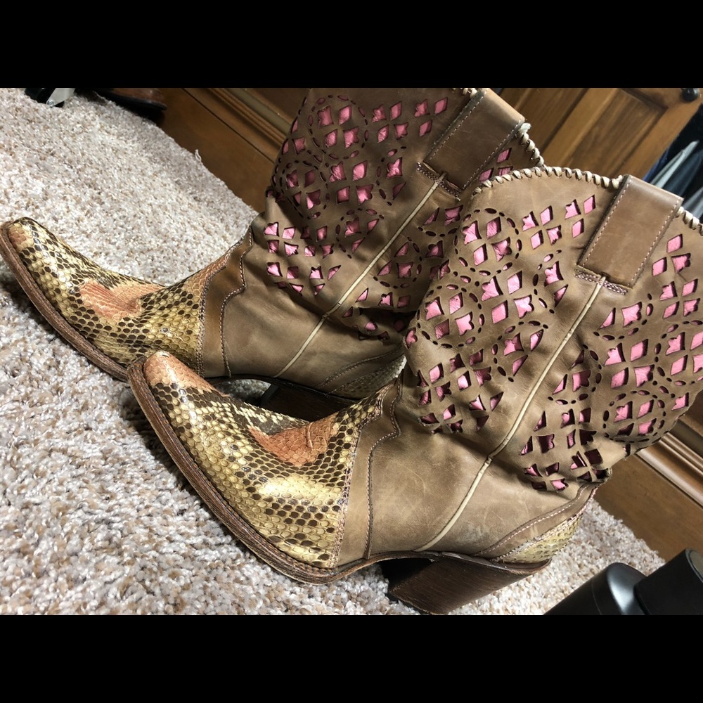 🎀 Corral cowboy boots 🎀